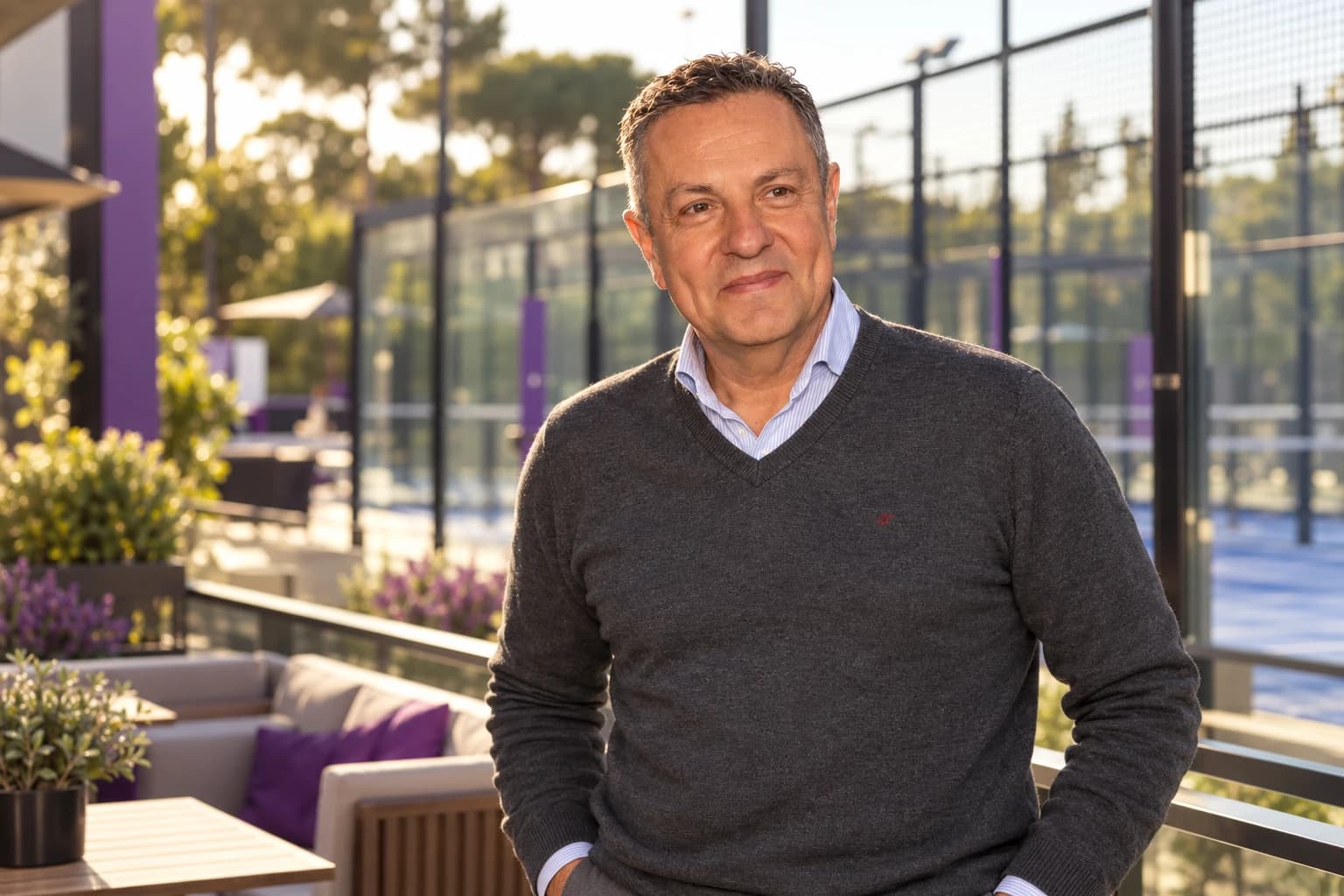 Retrato recreado de Raúl Puivecino en un club de pádel