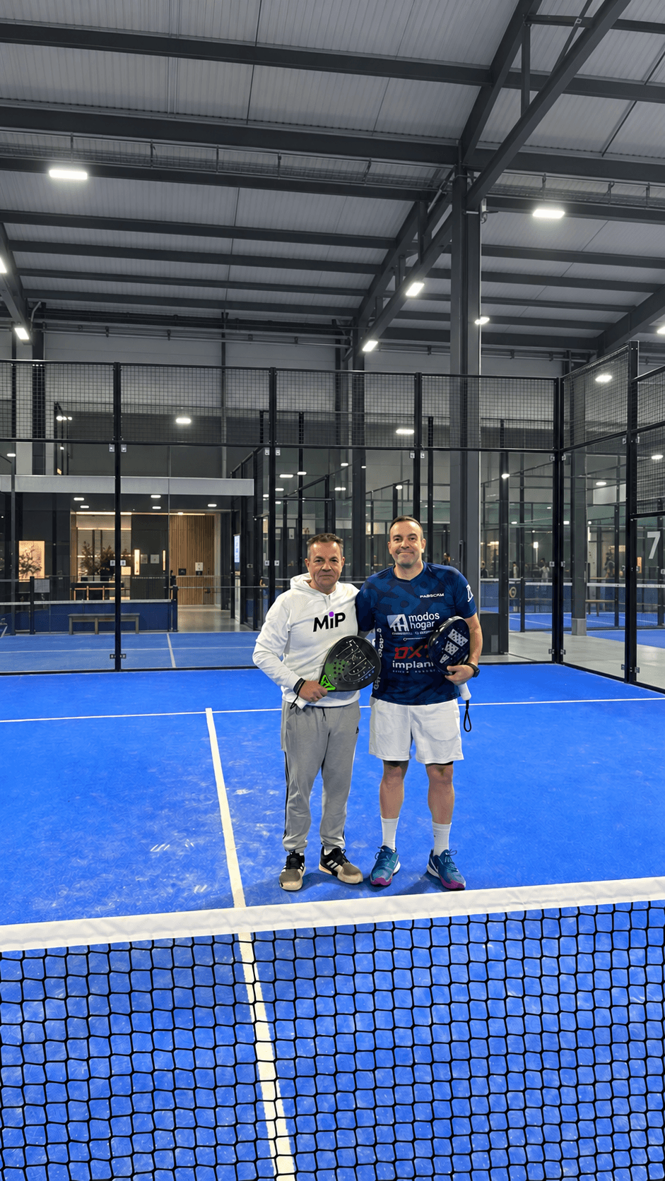 Raúl Puivecino y Javier Viñuales juntos en una pista de pádel
